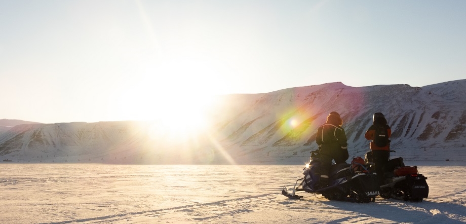Snowmobiling in Adventdalen, Svalbard. Credit: Håkon Daae Brensholm – Visit Svalbard